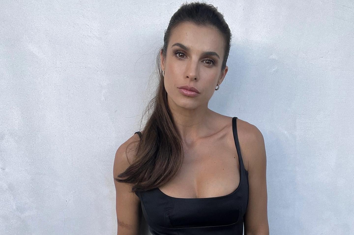 il cartonato di elisabetta canalis in 'vendita' su . e lei ci scherza  sui social - Media e Tv