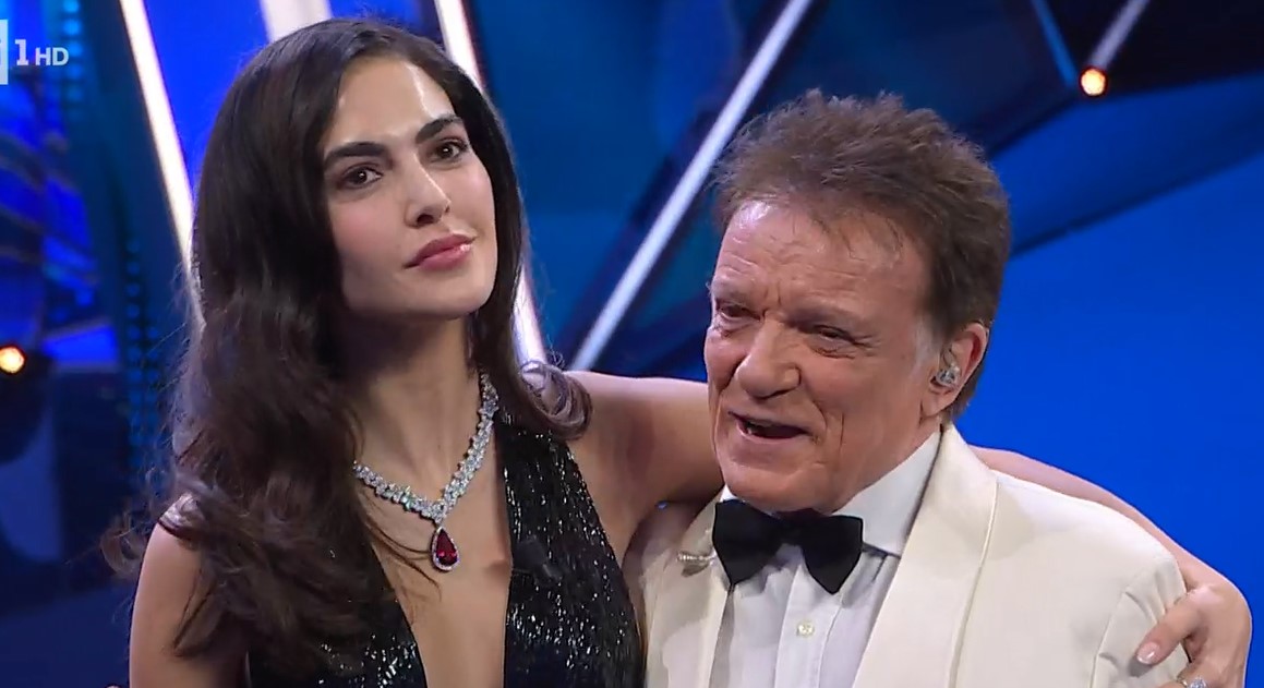 Sanremo, il bacio tra Amadeus e Rocío Muñoz Morales