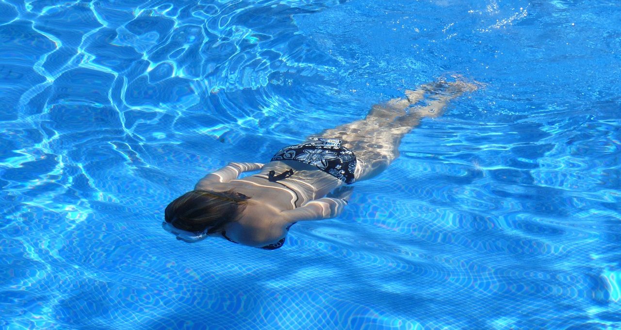 Lavoro da sogno: quasi 100mila euro per fare un bagno in piscina