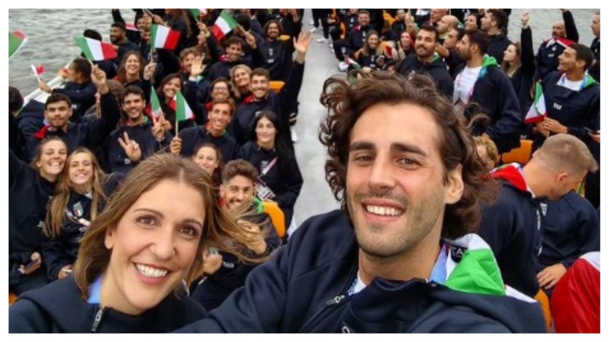 Gianmarco Tamberi perde la fede nuziale nella Senna mentre sventola il tricolore