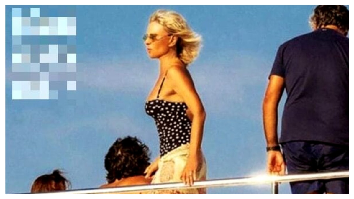 Maria De Filippi, relax di lusso sullo yacht da 140 mila euro a settimana: con lei il figlio e gli amici