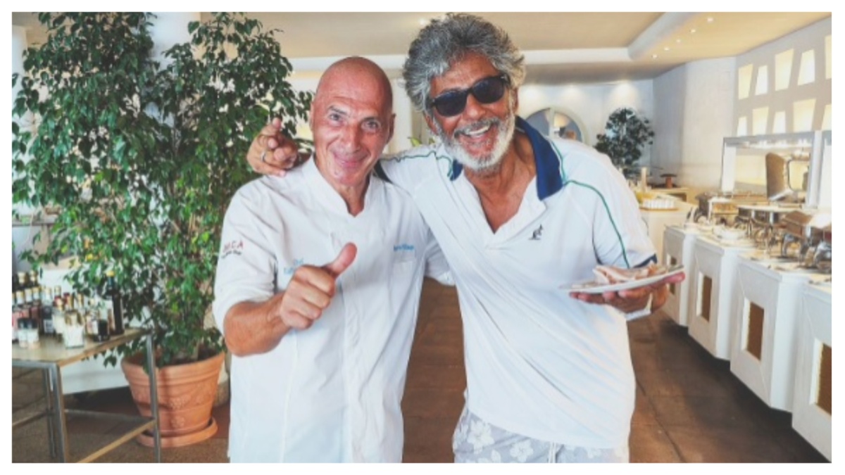 Fiorello irriconoscibile in vacanza: la foto col ristoratore diventa virale