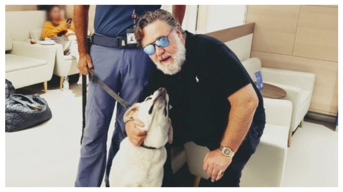 Russell Crowe, all’aeroporto di Catania scatta l’intesa con il cane poliziotto Charlie