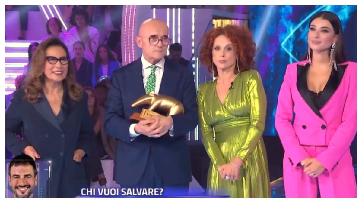 “Grande Fratello”, Beatrice Luzzi saluta l’ex suocera in fin di vita in diretta: è polemica