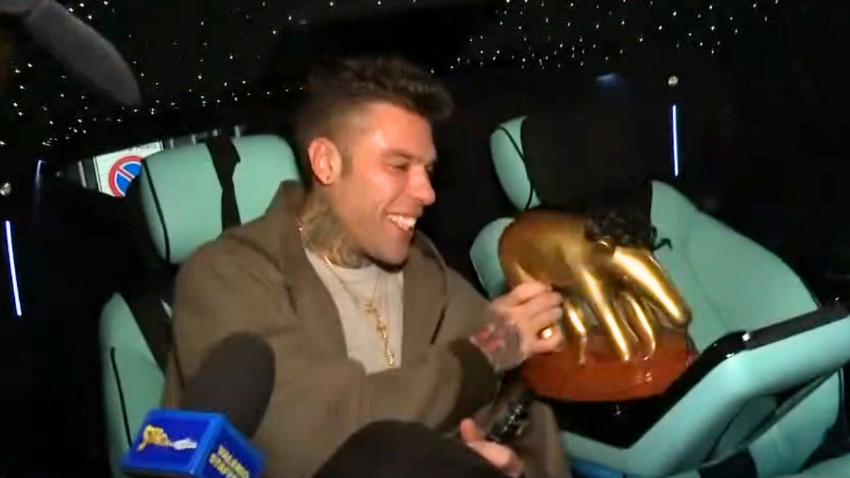 Fedez riceve il Tapiro d’oro: “Io rapper cattivo? Sono un cog*ione”