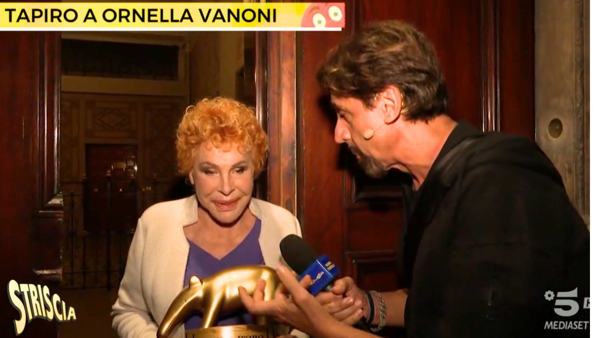 Ornella Vanoni riceve il Tapiro d’oro: “Paoli non si regge in piedi, Celentano ha paura dei virus”