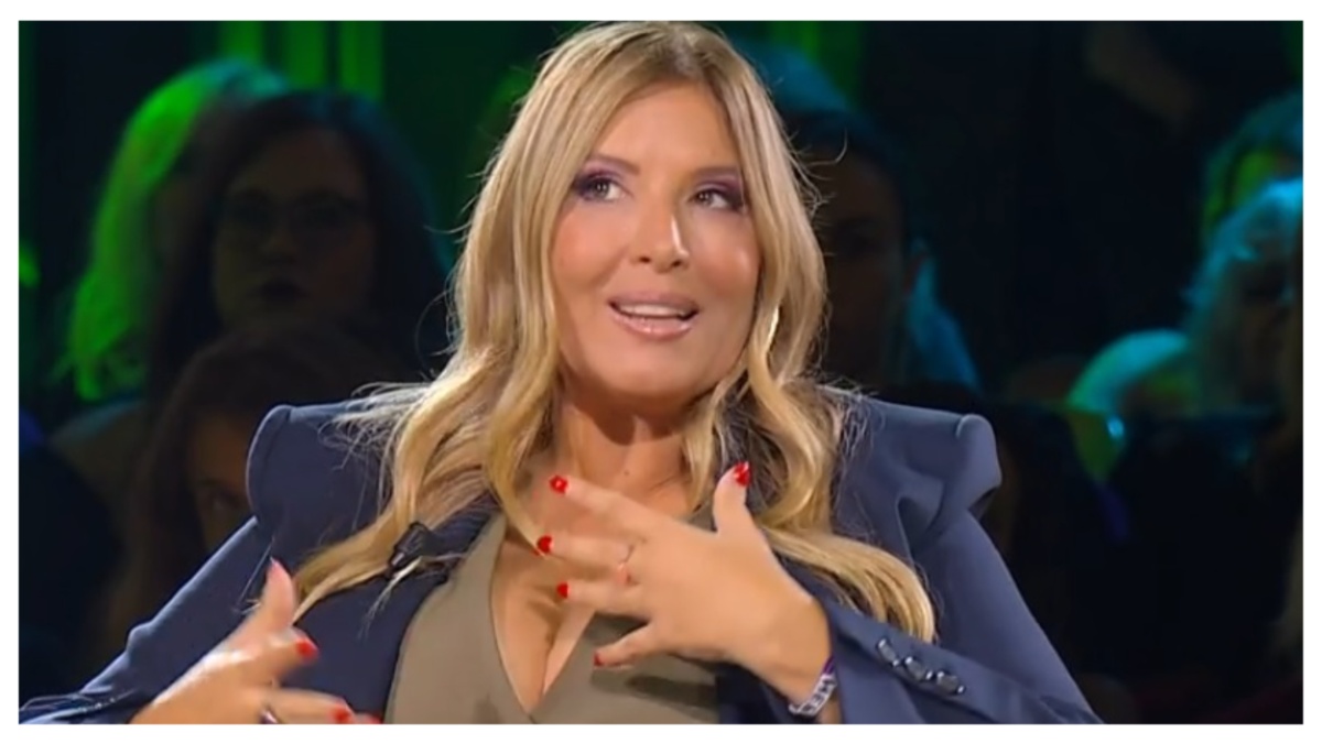 Selvaggia Lucarelli: “Fedez si compra le Ferrari e poi manco le sa guidare”