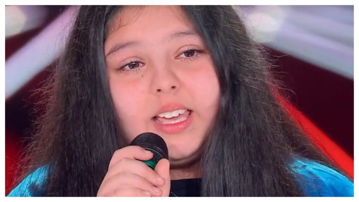 “The Voice Kids”, Annamaria vittima di bullismo si “blocca” sul palco ma conquista tutti – Video