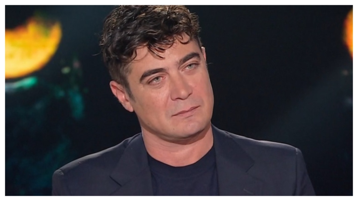 Aldo Grasso “infilza” Riccardo Scamarcio dopo l’intervista a “Belve”: “Si crede Carmelo Bene”