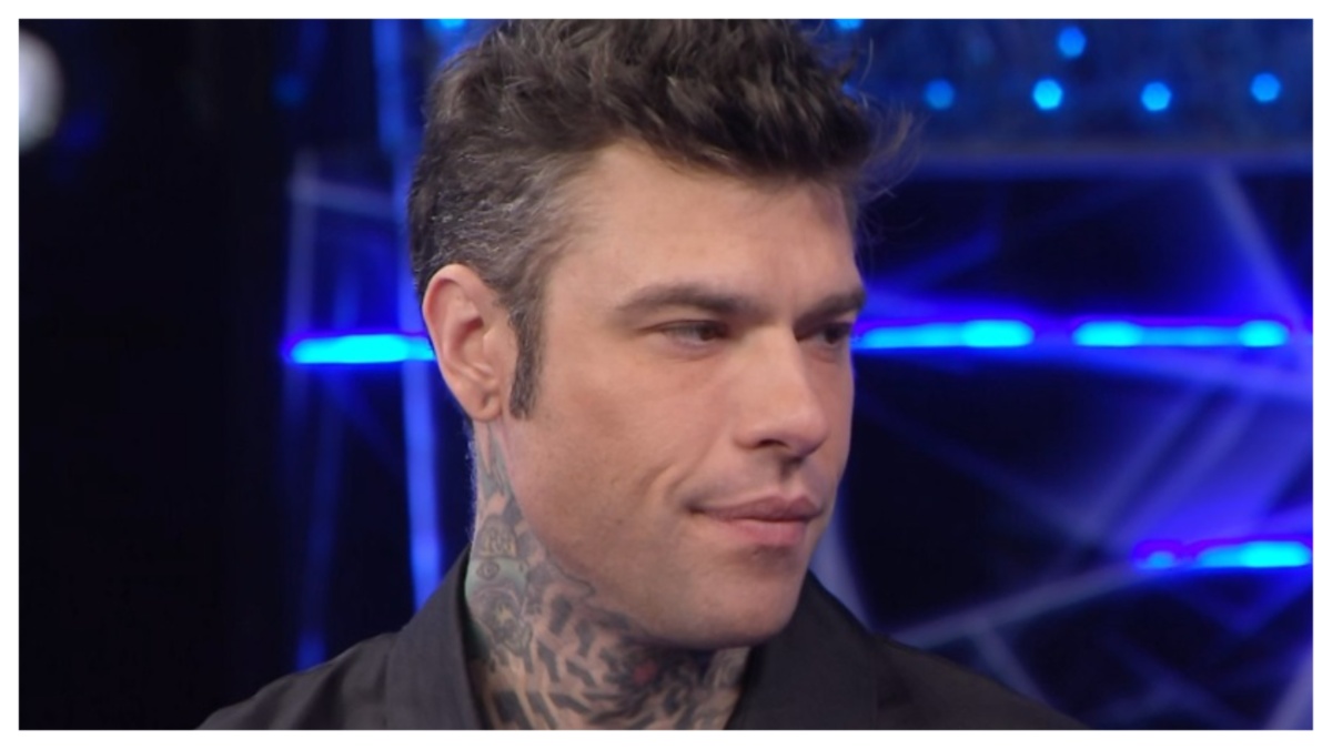 “Sarà Sanremo”, Fedez confuso non riesce quasi a parlare…e Carlo Conti lo accompagna all’uscita