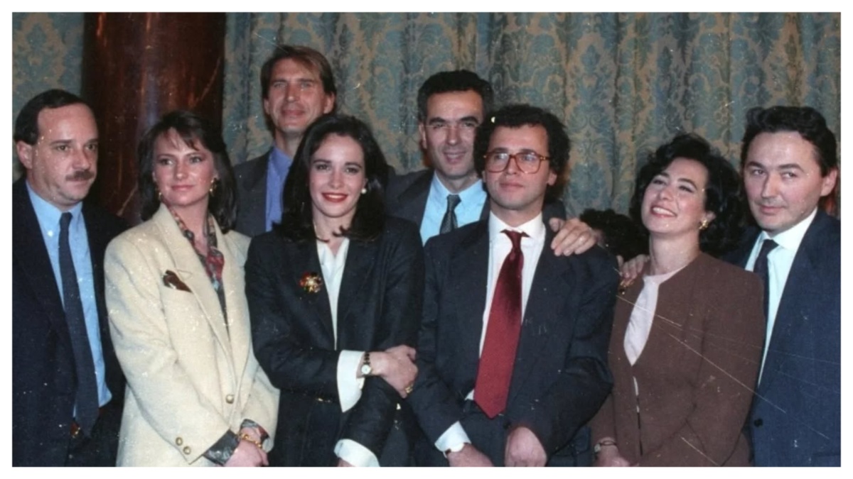 Il Tg5 compie 33 anni, la foto ricordo di Enrico Mentana